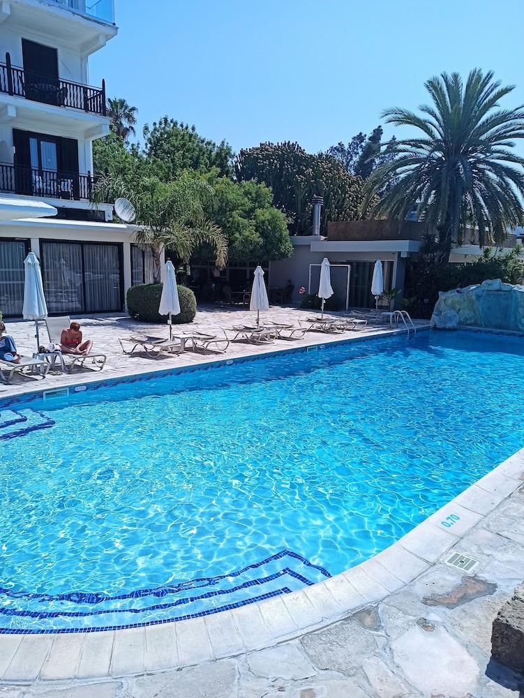 中央狄俄尼索斯酒店 Paphos 外观 照片
